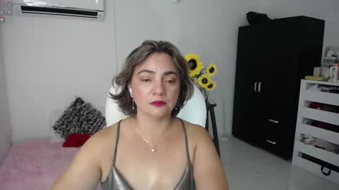 Snapshot of ana_hotmilf chatting on February 19, 2025, 2:33 am  Ana  online show from February 19, 2025, 2:33 am