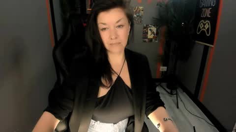 Snapshot of ana_mills chatting on April 27, 2026, 10:02 am Ana online show from April 27, 2026, 10:02 am