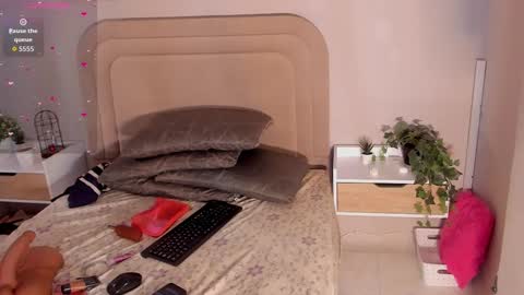 anamonroee online show from September 25, 2025, 11:36 am