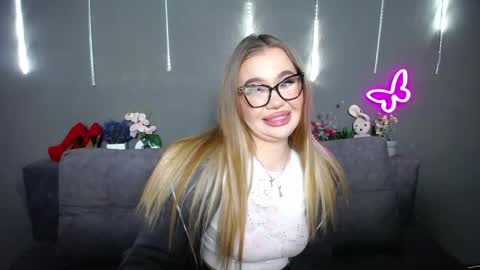 anastacyyellig online show from April 17, 2026, 8:45 pm