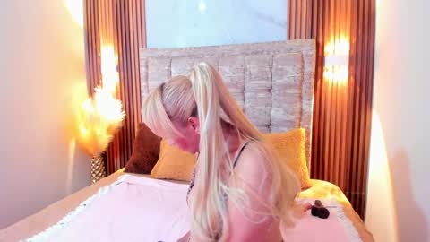Snapshot of anastasiataylor_ chatting on December 12, 2024, 3:32 am Ana 3 online show from December 12, 2024, 3:32 am