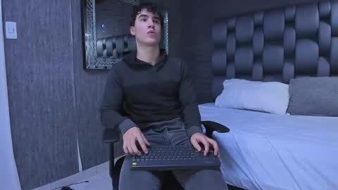 Snapshot of andre_parker chatting on December 5, 2024, 4:31 am Andre Parker online show from December 5, 2024, 4:31 am