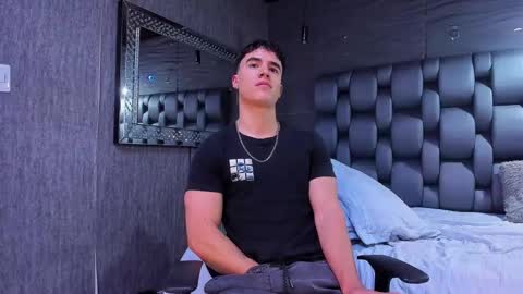 Snapshot of andre_parker chatting on December 18, 2024, 2:32 am Andre Parker online show from December 18, 2024, 2:32 am