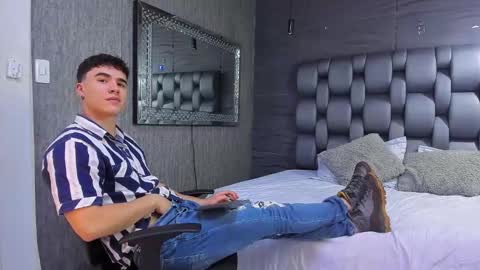 Snapshot of andre_parker chatting on December 18, 2024, 11:40 pm Andre Parker online show from December 18, 2024, 11:40 pm