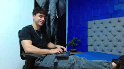 Snapshot of andre_parker chatting on February 21, 2025, 4:40 am Andre Parker online show from February 21, 2025, 4:40 am