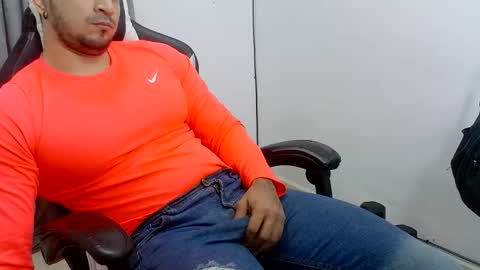 andres180950734 online show from April 14, 2026, 10:05 pm