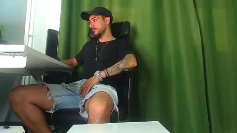 Snapshot of andrewbanner chatting on May 11, 2026, 5:13 am MasterRomania online show from May 11, 2026, 5:13 am