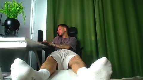 Snapshot of andrewbanner chatting on May 13, 2026, 6:33 am MasterRomania online show from May 13, 2026, 6:33 am