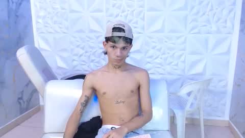 andy_dan1 online show from April 14, 2026, 7:53 pm