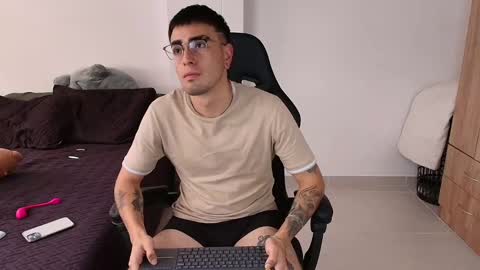 Snapshot of andy_shaaw chatting on February 21, 2025, 4:59 pm Andres online show from February 21, 2025, 4:59 pm