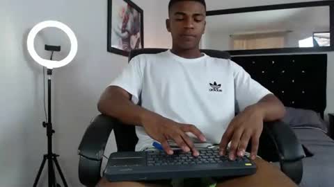 andy_smith333 online show from February 16, 2025, 8:22 pm