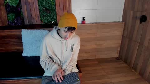 Snapshot of andyjoy_ chatting on March 6, 2025, 11:03 am Andy Joy online show from March 6, 2025, 11:03 am
