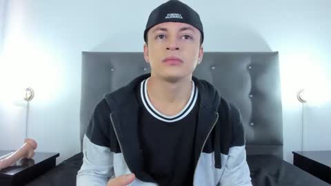 Snapshot of angel_cuervo chatting on December 6, 2024, 12:27 pm Angel Cuervo online show from December 6, 2024, 12:27 pm