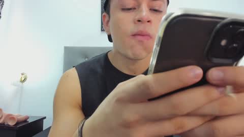 Snapshot of angel_cuervo chatting on December 8, 2024, 1:03 pm Angel Cuervo online show from December 8, 2024, 1:03 pm