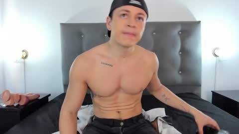 Snapshot of angel_cuervo chatting on December 11, 2024, 12:34 pm Angel Cuervo online show from December 11, 2024, 12:34 pm