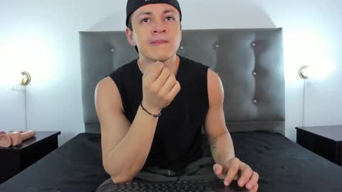 Snapshot of angel_cuervo chatting on December 16, 2024, 12:27 pm Angel Cuervo online show from December 16, 2024, 12:27 pm