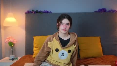 Snapshot of angel_shiny chatting on January 12, 2025, 3:49 am Angel online show from January 12, 2025, 3:49 am