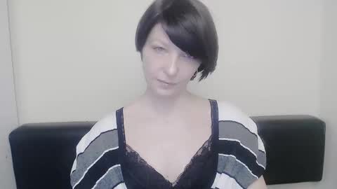 Snapshot of angelinalov_ chatting on January 31, 2025, 8:01 am Angelina online show from January 31, 2025, 8:01 am