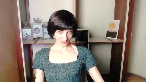 Snapshot of angelinalov_ chatting on September 22, 2025, 6:37 am Angelina online show from September 22, 2025, 6:37 am