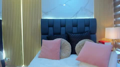 Ania online show from April 21, 2026, 9:28 pm