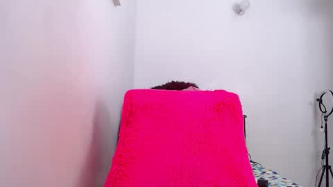 ana independent model online show from February 8, 2025, 10:07 am