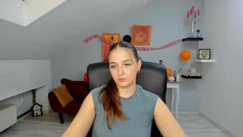 annewilsonn online show from October 30, 2025, 1:23 pm