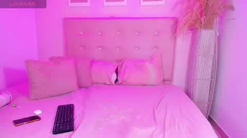 annie_dolce_ online show from February 15, 2026, 1:57 am