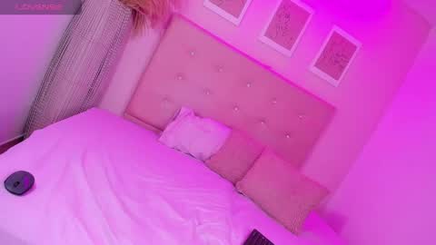 annie_dolce_ online show from April 22, 2026, 10:11 pm