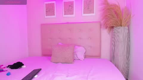 annie_dolce_ online show from April 24, 2026, 10:34 pm