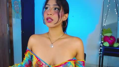 AnnieBlu3 online show from November 4, 2025, 9:41 am