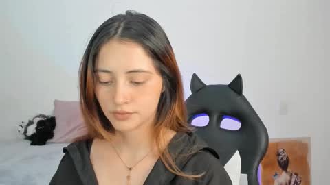 Snapshot of anniemora_ chatting on October 24, 2025, 3:25 am Annie online show from October 24, 2025, 3:25 am