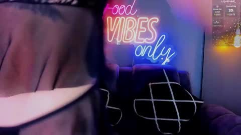 anny_loves online show from November 1, 2025, 5:59 pm