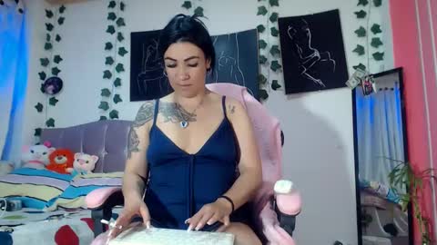 Snapshot of annyevans_ chatting on February 7, 2025, 10:52 pm    online show from February 7, 2025, 10:52 pm