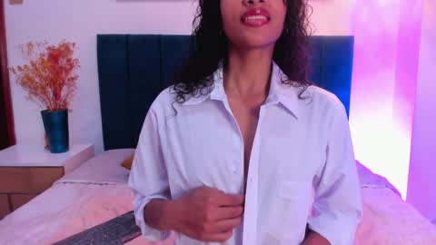 Snapshot of antonellahall_ chatting on December 10, 2024, 12:05 pm AntonellaHall online show from December 10, 2024, 12:05 pm