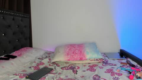 help me reach 100 likes babe online show from December 11, 2024, 11:43 pm