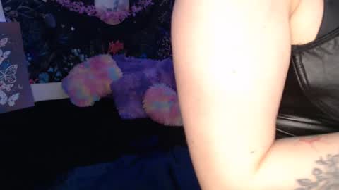 april_l6 online show from November 22, 2025, 10:09 pm