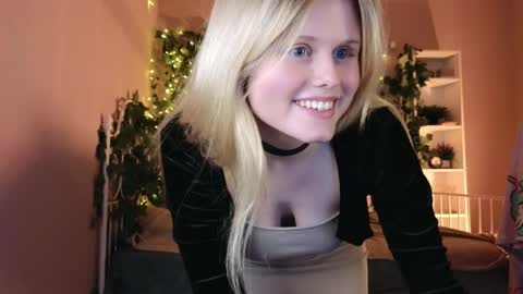 Snapshot of aprilgreeen chatting on April 6, 2026, 9:16 pm Hazy online show from April 6, 2026, 9:16 pm
