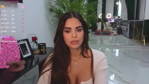 IsaBella online show from October 7, 2025, 8:11 am