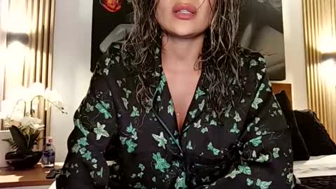 Snapshot of ariana_valdirii chatting on May 15, 2026, 12:06 am cristina online show from May 15, 2026, 12:06 am