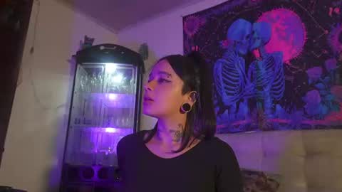 ariana_whitee online show from July 18, 2026, 7:23 am