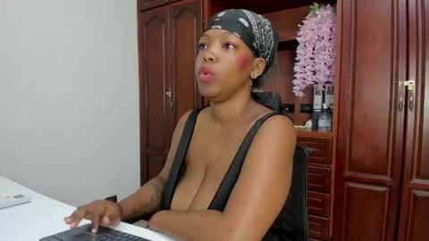 Andrea online show from October 7, 2025, 8:50 pm