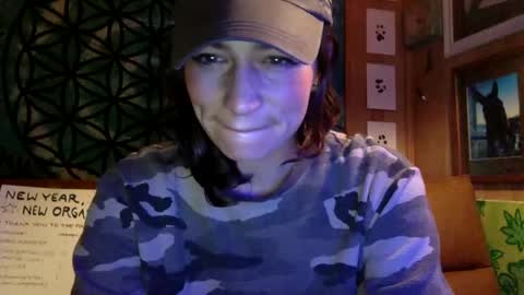 Snapshot of arielwyld chatting on January 4, 2025, 2:35 am ariel  colin when hes here online show from January 4, 2025, 2:35 am