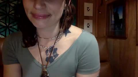 Snapshot of arielwyld chatting on March 7, 2025, 2:57 am ariel  colin when hes here online show from March 7, 2025, 2:57 am