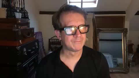 artisterotic online show from November 21, 2025, 1:43 pm