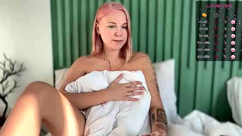 Arya brunett and Cassie blond online show from December 14, 2025, 1:11 am