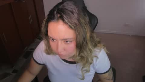 ash_smith1 online show from January 14, 2026, 9:31 pm