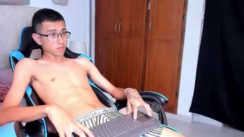 Snapshot of asher_lux chatting on December 22, 2025, 8:06 pm Asher online show from December 22, 2025, 8:06 pm