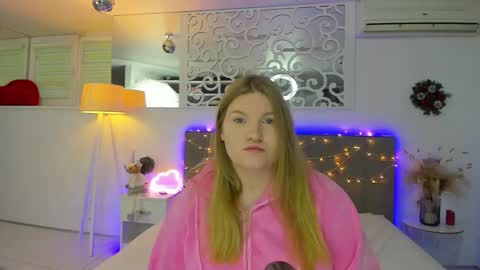 AshleyJonse online show from December 17, 2025, 6:19 am