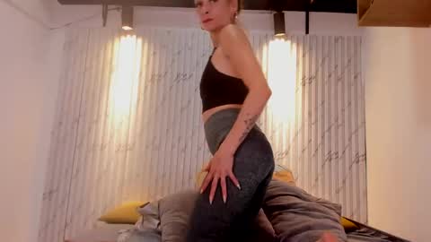 Snapshot of ashlybenison chatting on January 16, 2025, 2:09 am ashlybenison online show from January 16, 2025, 2:09 am