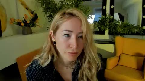 Snapshot of astramonroe chatting on September 29, 2025, 4:28 am astramonroe online show from September 29, 2025, 4:28 am